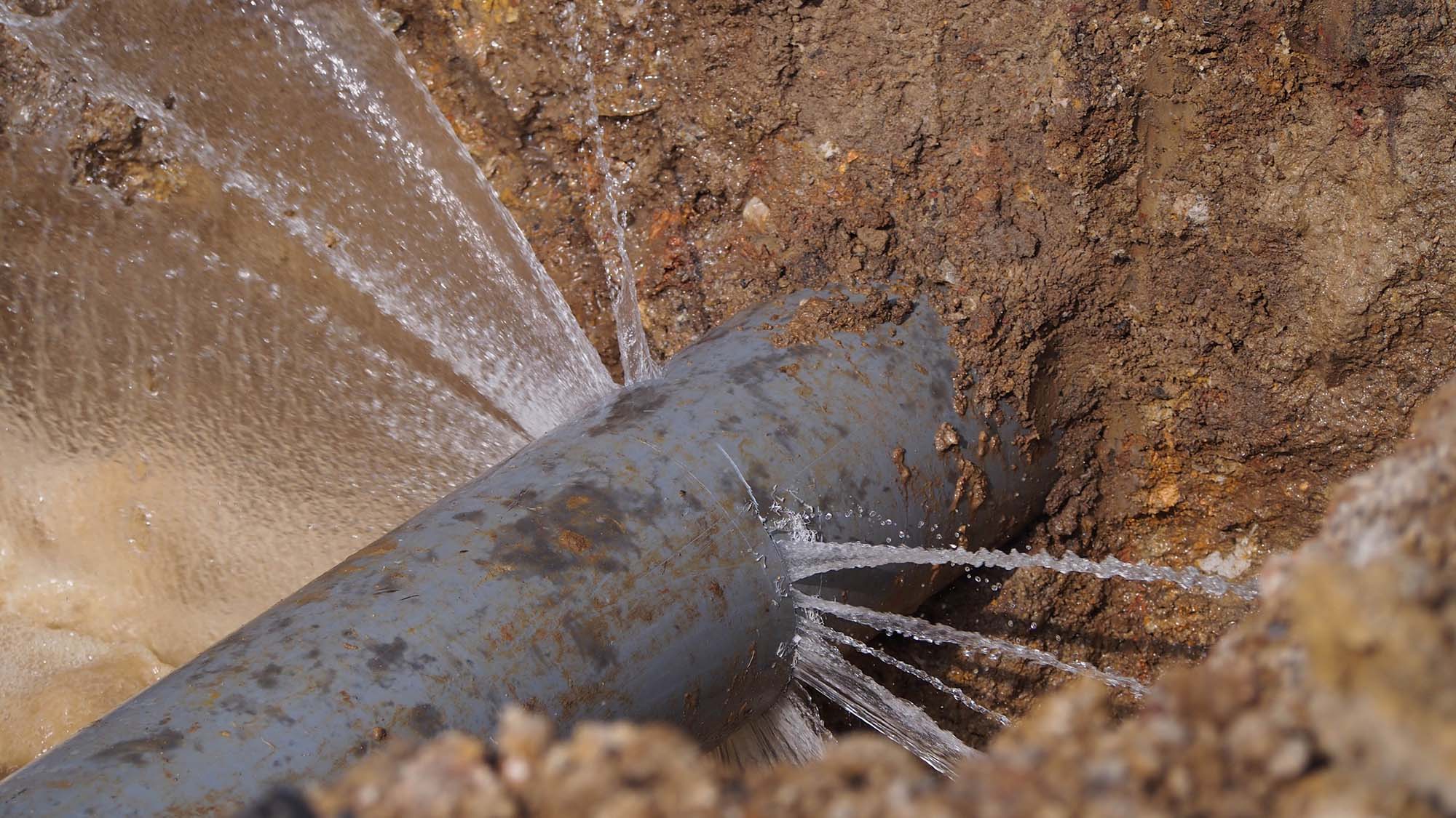 UPVC`s main pipeline leaks causing water supply disruption to consumers. UPVC`s main pipeline leaks causing users to disrupt water supply as well as waste water. Damage to this pipe should be done immediately to ensure that the user has a good supply of clean water.